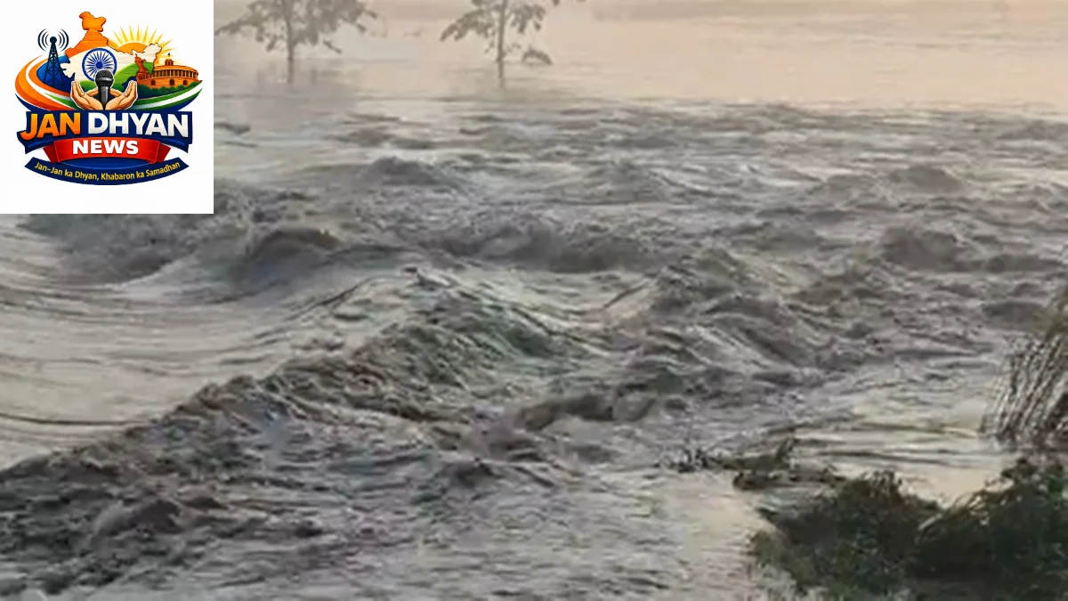 Kushinagar Flood 2026: नारायणी नदी का तटबंध टूटा, कई गांवों में घुसा पानी