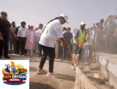 आजादपुर में CM रेखा गुप्ता ने किया श्रमदान, बोलीं- सफाई के लिए हर स्तर पर तय हो जिम्मेदारी